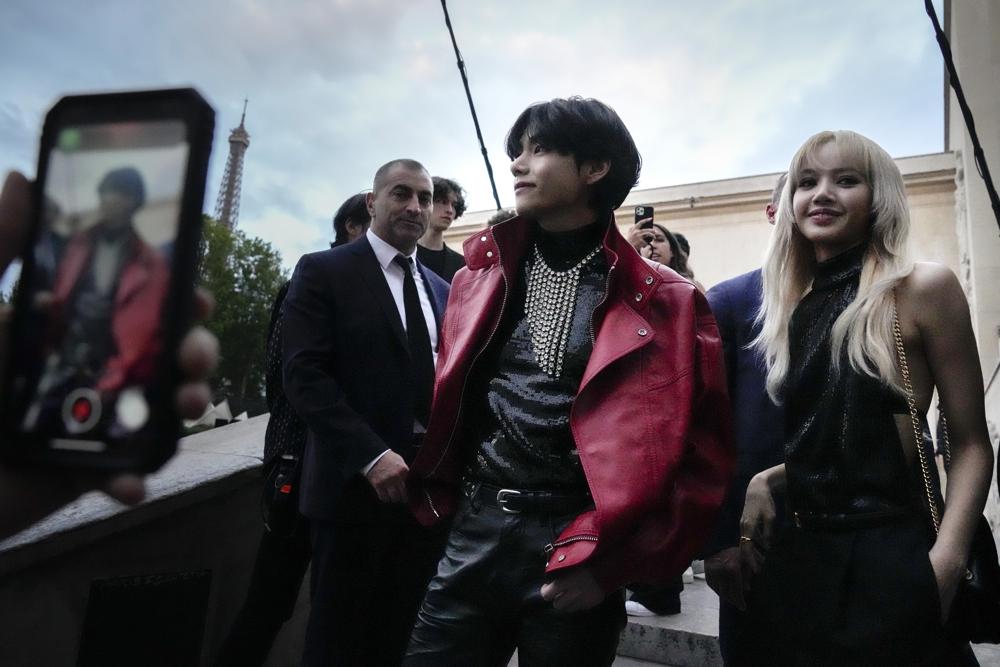 BTS' V, BLACKPINK's Lisa, and Park Bo-gum's interactions at Paris